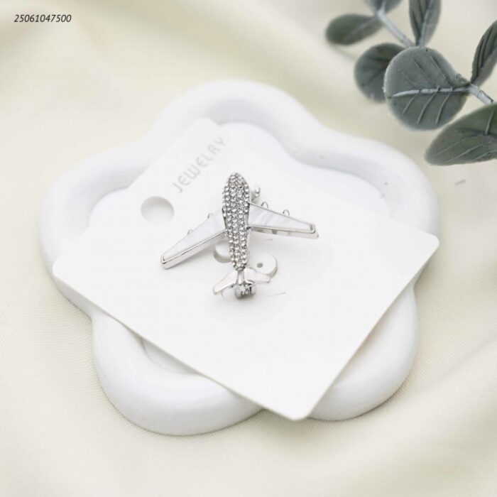 103391928_68e2e6d755672 بروش شكل طيارة مع زركون و صدف لون فضي - الصورة 1