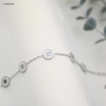 سوار مع دوائر ماركة لون فضي