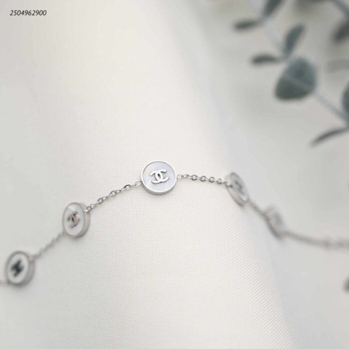 103391933_68e2e6d26ec4c سوار مع دوائر ماركة لون فضي - الصورة 1