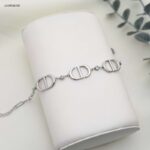 سوار ماركة عبارة عن حرفين C D متلاصقين لون فضي