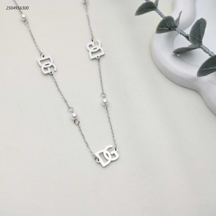 103391939_68e2e6dcaee20 سوار ماركة تتدلى من السلسلة عدة قلادات صغيرة حرفي DG متداخل لون فضي - الصورة 1