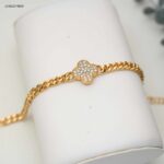 سوار جنزير مع وردة رباعية بزركون لون ذهبي