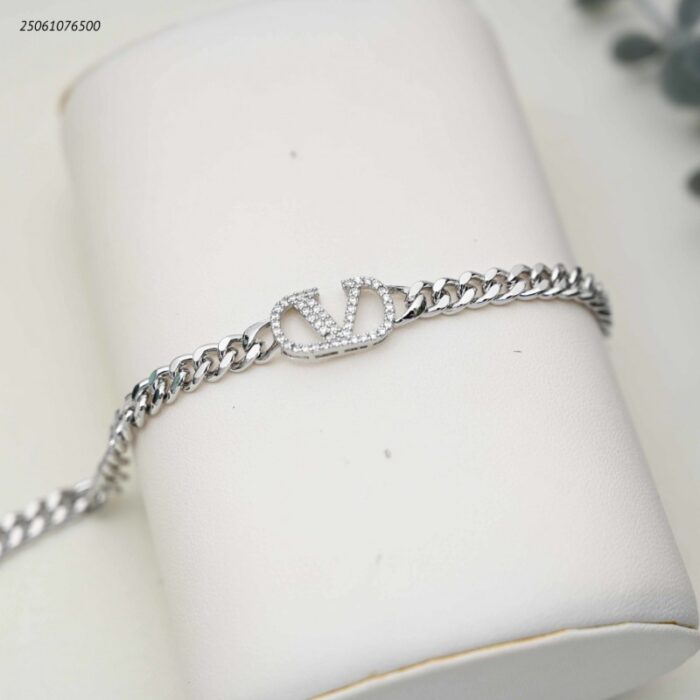 103391949_68e2e6ee00ba9 سوار جنزير شكل ماركة لون فضي - الصورة 1