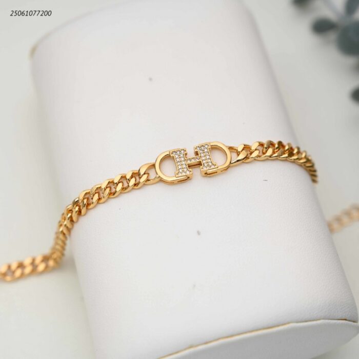 ⁦سوار جنزير شكل حروف CHD لون ذهبي⁩ - الصورة ⁦1⁩