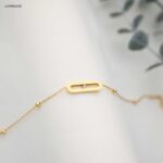 سوار أنيق مزينة بتعليقتين بيضاويتين مفتوحتين متماثلتين+ بتصميم عصري وراقي لون ذهبي