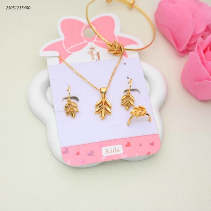 ⁦طقم اكسسورات للبيبي لون ذهبي⁩ - الصورة ⁦1⁩