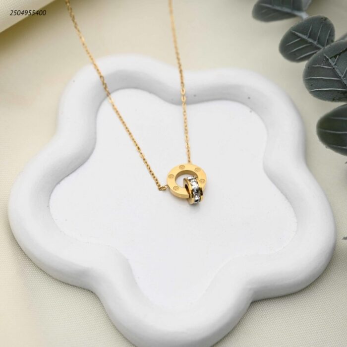 103391955_68e2e6f5700ab سلسال ماركة حلقتين متداخلتين الحلفة الصغيرة مزينة بالزركون لون ذهبي - الصورة 1