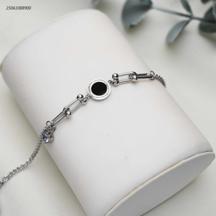 103391958_68e2e6f86b991 سوار مع اشكال ماركة مميزة لون فضي - الصورة 1