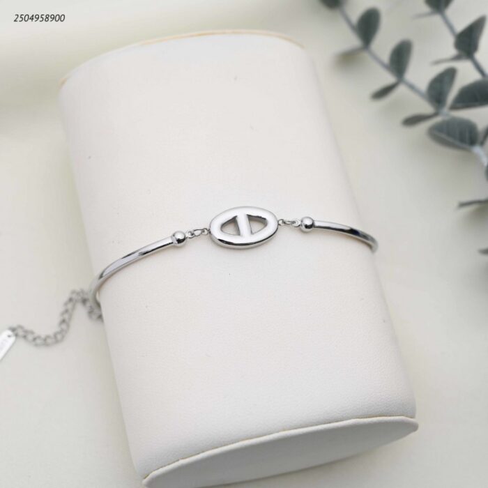 103391963_68e2e6ffe4c28 سوار ماركة تتكون من وصلات على شكل نصف دائرة متصلة لون فضي - الصورة 1