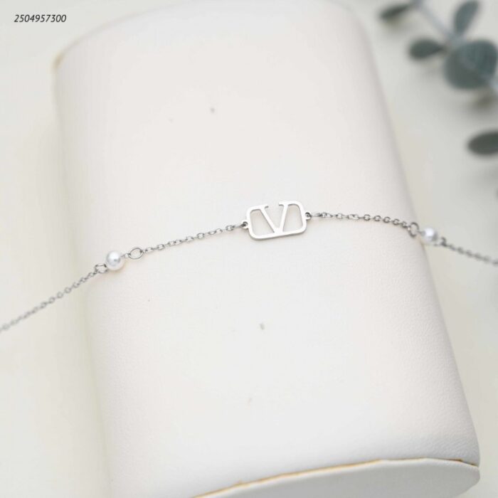 103391977_68e2e71458da7 سوار تتميز بسلسال على شكل حرف V لون فضي - الصورة 1