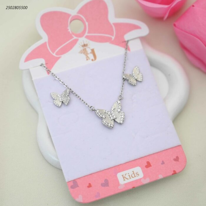 103391979_68e2e716ec73a طقم للأطفال سلسال + وحلق بفراشات لون فضي - الصورة 1