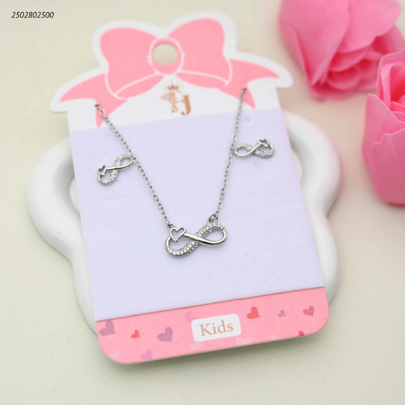 103391980_68e2e7184f6e6 طقم للأطفال سلسال + و حلق انفنتي مرصع لون فضي - الصورة 1