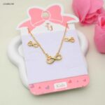 طقم للأطفال سلسال + و حلق انفنتي مرصع لون ذهبي