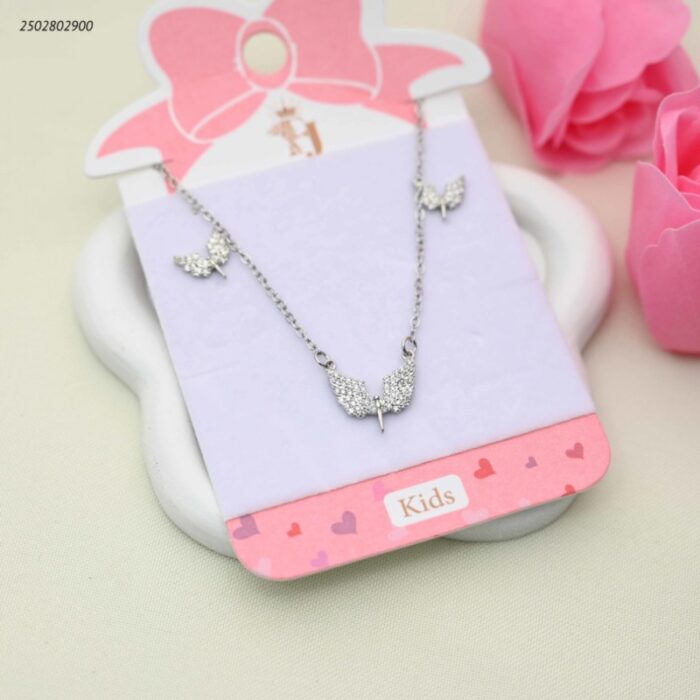 103391982_68e2e71b09a3b طقم للأطفال سوار+ سلسال+ حلق+ وخاتم بتصميم أجنحة مرصعة لون فضي - الصورة 1