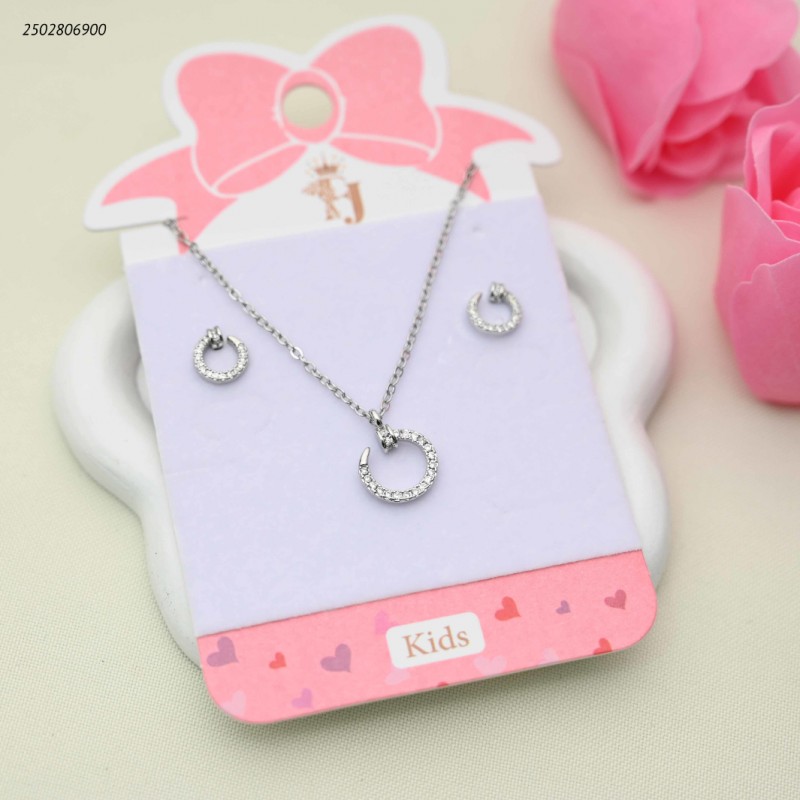 ⁦طقم للأطفال سلسال+ وحلق بتصميم ماركة دائري مرصع لون فضي⁩ - الصورة ⁦1⁩