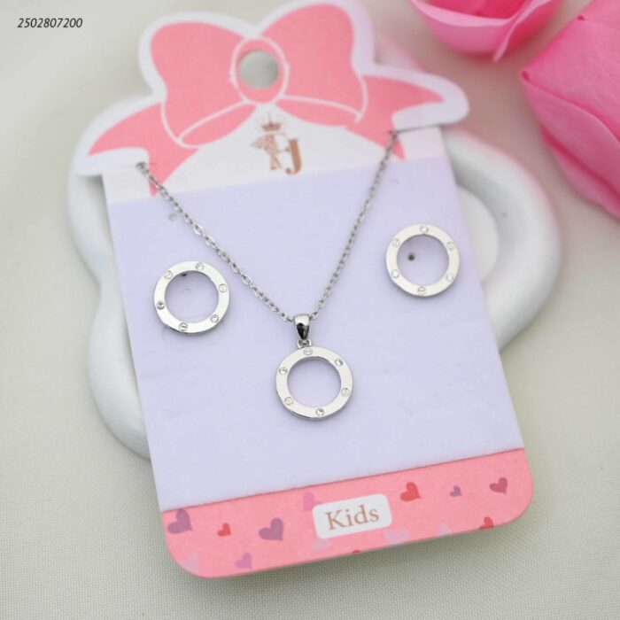 103391988_68e2e724cf447 طقم للأطفال سلسال+ وحلق بتصميم ماركة دائري مرصع لون فضي - الصورة 1