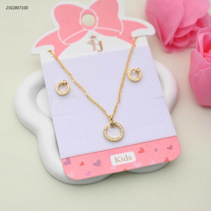 103391990_68e2e7277ea62 طقم للأطفال سلسال+ وحلق بتصميم ماركة دائري مرصع لون ذهبي - الصورة 1