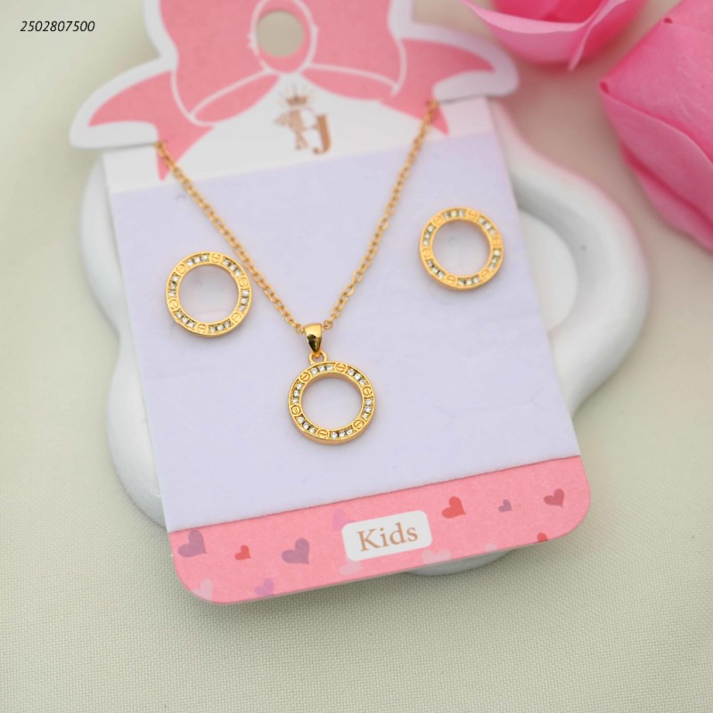 103391992_68e2e729e12bb طقم للأطفال سلسال+ وحلق بتصميم ماركة دائري مرصع لون ذهبي - الصورة 1