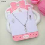 طقم للأطفال سلسال+ و حلق بتصميم الأرض المقدسة لون فضي