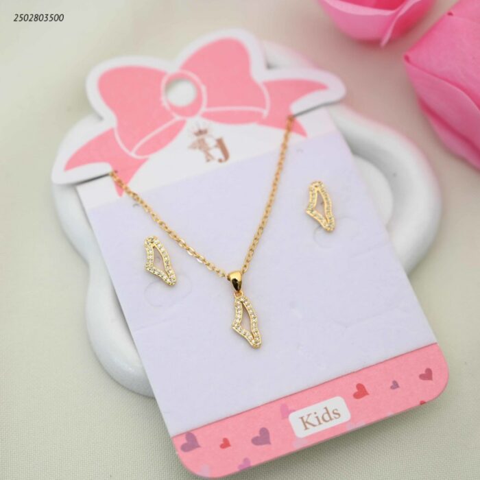 103391997_68e2e731dd849 طقم للأطفال سلسال+ و حلق بتصميم الأرض المقدسة لون ذهبي - الصورة 1