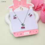 طقم للأطفال سلسال+ حلق بتصميم الكرز المرصع لون فضي