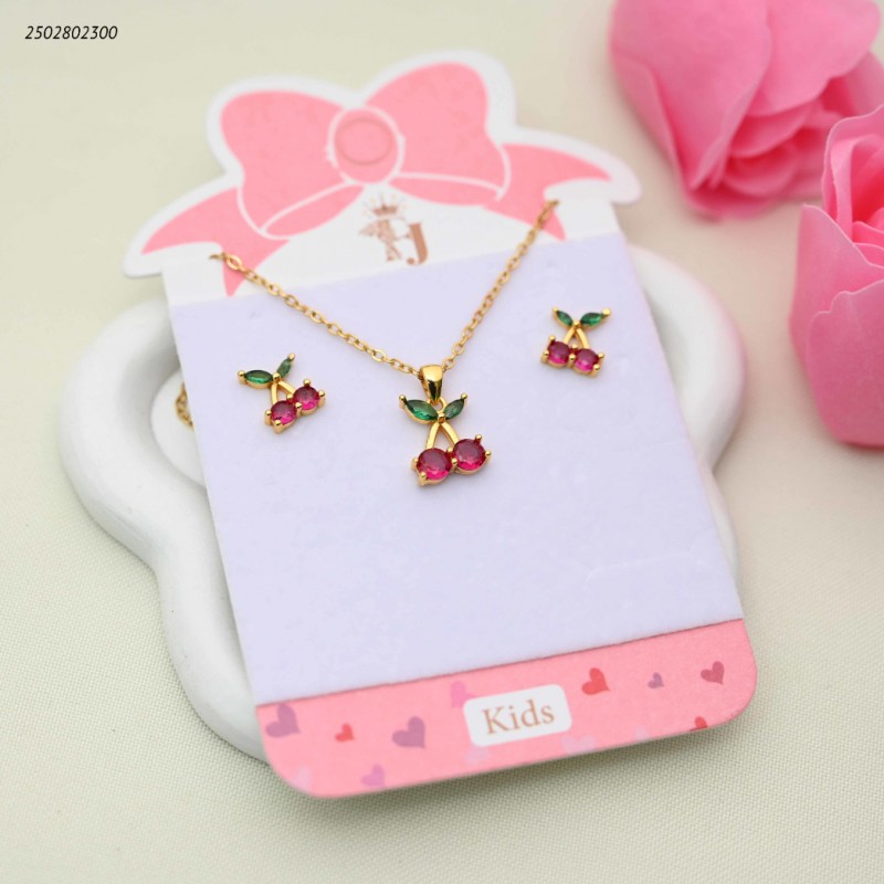 ⁦طقم للأطفال سلسال+ حلق بتصميم الكرز المرصع لون ذهبي⁩ - الصورة ⁦1⁩