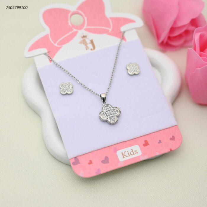 103392002_68e2e736ed993 طقم للأطفال سلسال وحلق بتصميم زهرة رباعية الأوراق لون فضي - الصورة 1