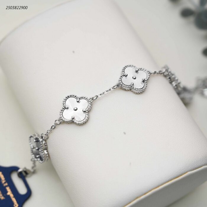 103392004_68e2e73938490 سوار بتعليقات صغيرة على شكل ورقة برسيم مرصعة لون فضي - الصورة 1