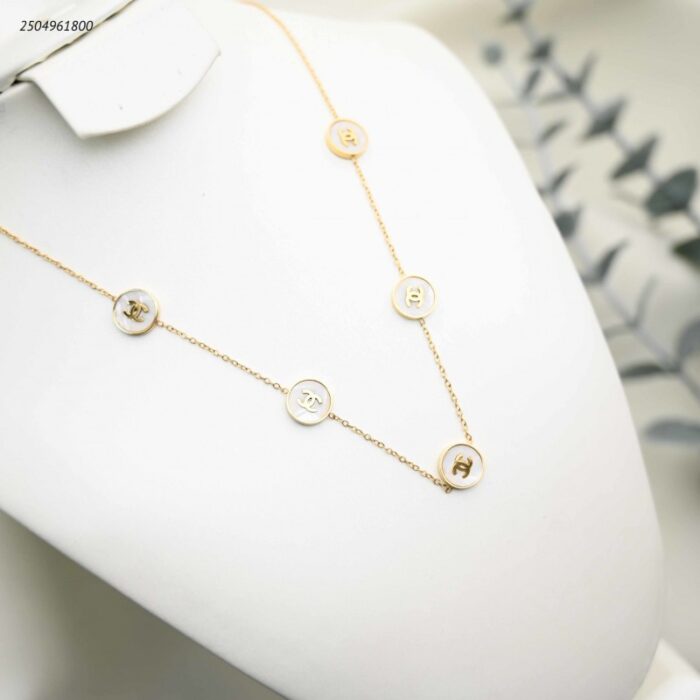 103392006_68e2e73aab90b سلسال طويل+ يتميز بقلادتين متطابقتين على شكل بيضاوي مفتوح لون ذهبي - الصورة 1