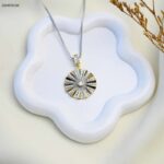 سلسال شمس ساطعة مرصع بالزركون لون فضي و ذهبي