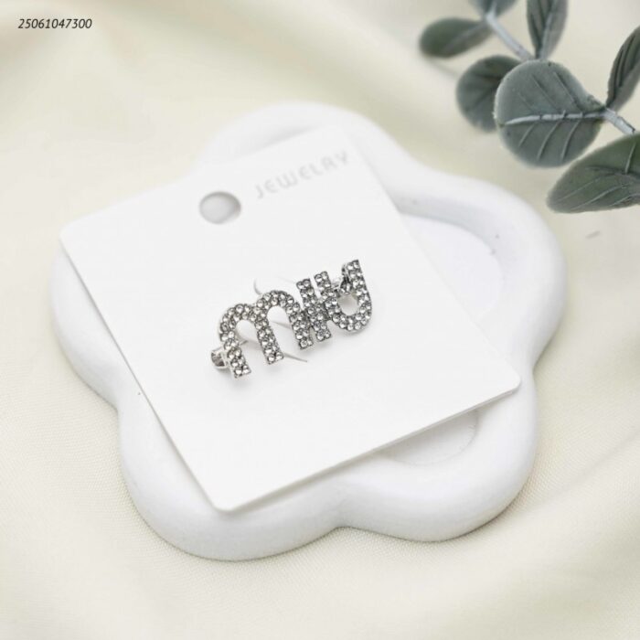 103392029_68e2e73d8fc7c بروش شكل ماركة مع زركون لون فضي - الصورة 1