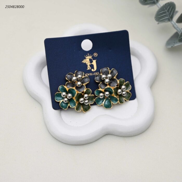 103392038_68e2e73fe5954 حلق نسائي بتصميم زهور متعددة الألوان مطلية بالمينا لون ذهبي - الصورة 1