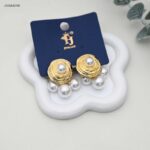 حلق نسائي دائرية مزينة باللؤلؤ لون ذهبي