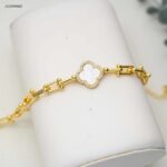 سوار بسلسلة وتصميم زهرة البرسيم مرصعة بالزركون لون ذهبي و ابيض