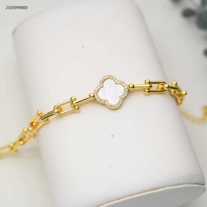 103392044_68e2e7462e067 سوار بسلسلة وتصميم زهرة البرسيم مرصعة بالزركون لون ذهبي و ابيض - الصورة 1