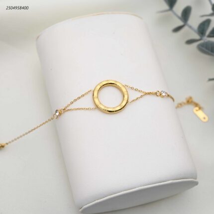 سوار مع حلقة دائرية مفرغة ونقش ماركة لون ذهبي