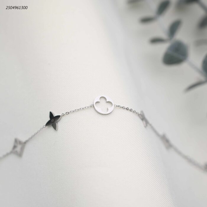 103392051_68e2e74acd492 سوار ماركة وردة رباعية لون فضي - الصورة 1