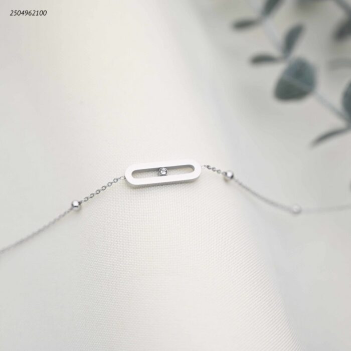 103392063_68e2e74f4649f سوار أنيق مزينة بتعليقتين بيضاويتين مفتوحتين متماثلتين+ بتصميم عصري وراقي لون فضي - الصورة 1