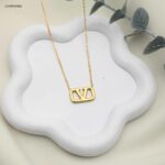 سلسال يتميز بسلسال على شكل حرف V لون ذهبي