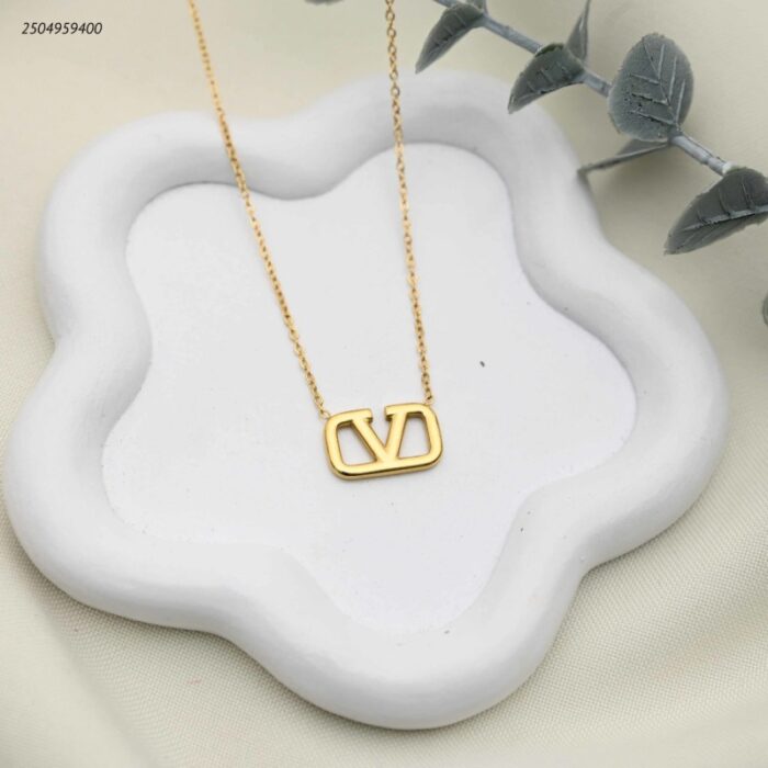 103392069_68e2e750d37ba سلسال يتميز بسلسال على شكل حرف V لون ذهبي - الصورة 1