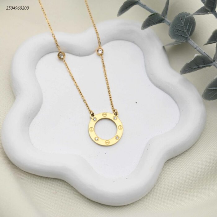 103392071_68e2e7518c053 سلسال ماركة يتميز بسلسال دائرية مزينة بمسامير صغيرة وفصوص لامعة لون ذهبي - الصورة 1