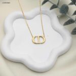 سلسال على شكل حرفي C و D متداخلين لون ذهبي