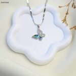 سلسال شكل فراشة مع زركون أخضر و أزرق لون فضي