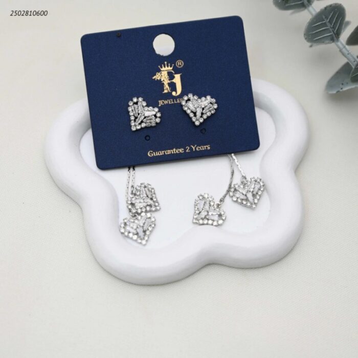 103392077_68e2e75540614 حلق متدلي مزين بثلاثة قلوب مرصعة لون فضي - الصورة 1