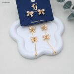 حلق متدلي مزين بثلاثة فيونكات مرصعة لون ذهبي