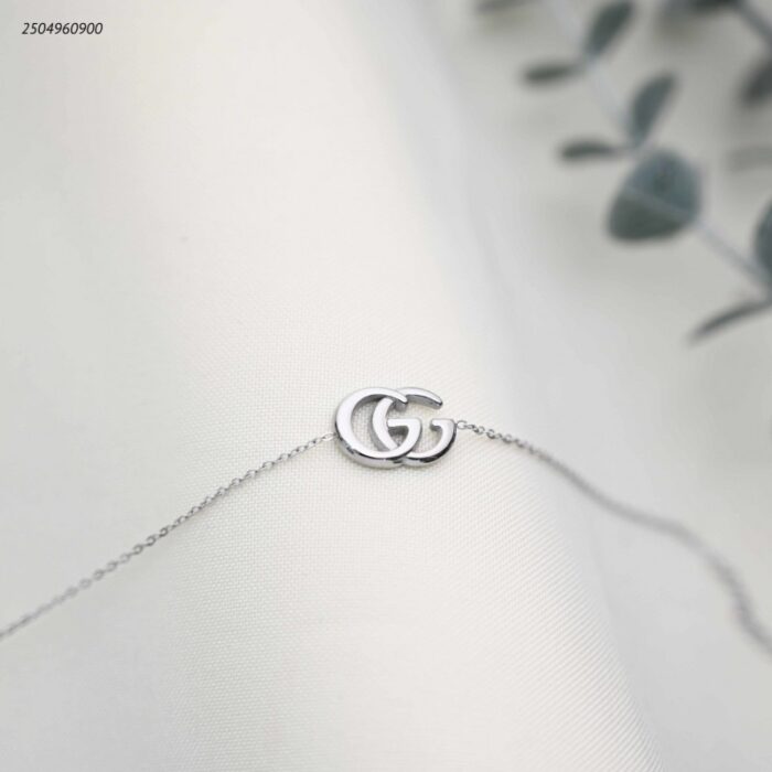 103392082_68e2e758e1fcb سوار ماركة+حروف GG متداخلة لون فضي - الصورة 1