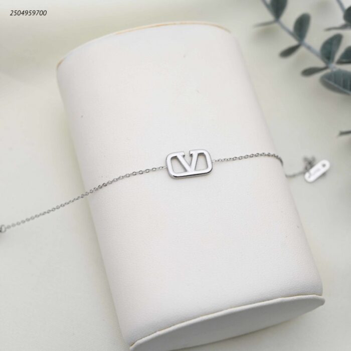 103392086_68e2e75bc3bbd سوار على شكل حرف V لون فضي - الصورة 1