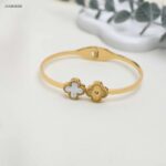 سوار عريض مزين بورقتي برسيم لون ذهبي و ابيض