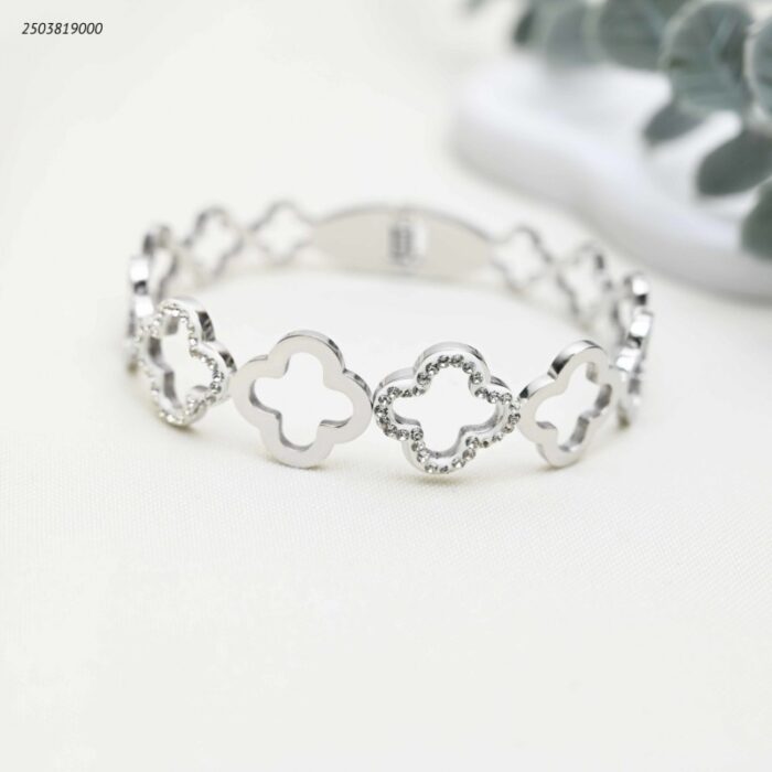 103392102_68e2e7661e6f4 سوار عريض بتصميم أوراق برسيم متصلة لون فضي - الصورة 1