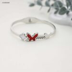 سوار عريض مفتوح مزين بفراشتين لون فضي